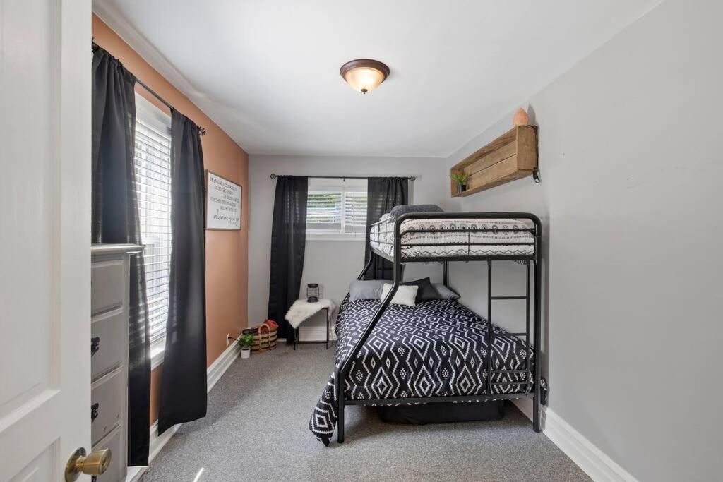 Rare City Home w/ Backyard Fire-pit & Hottub - Housity