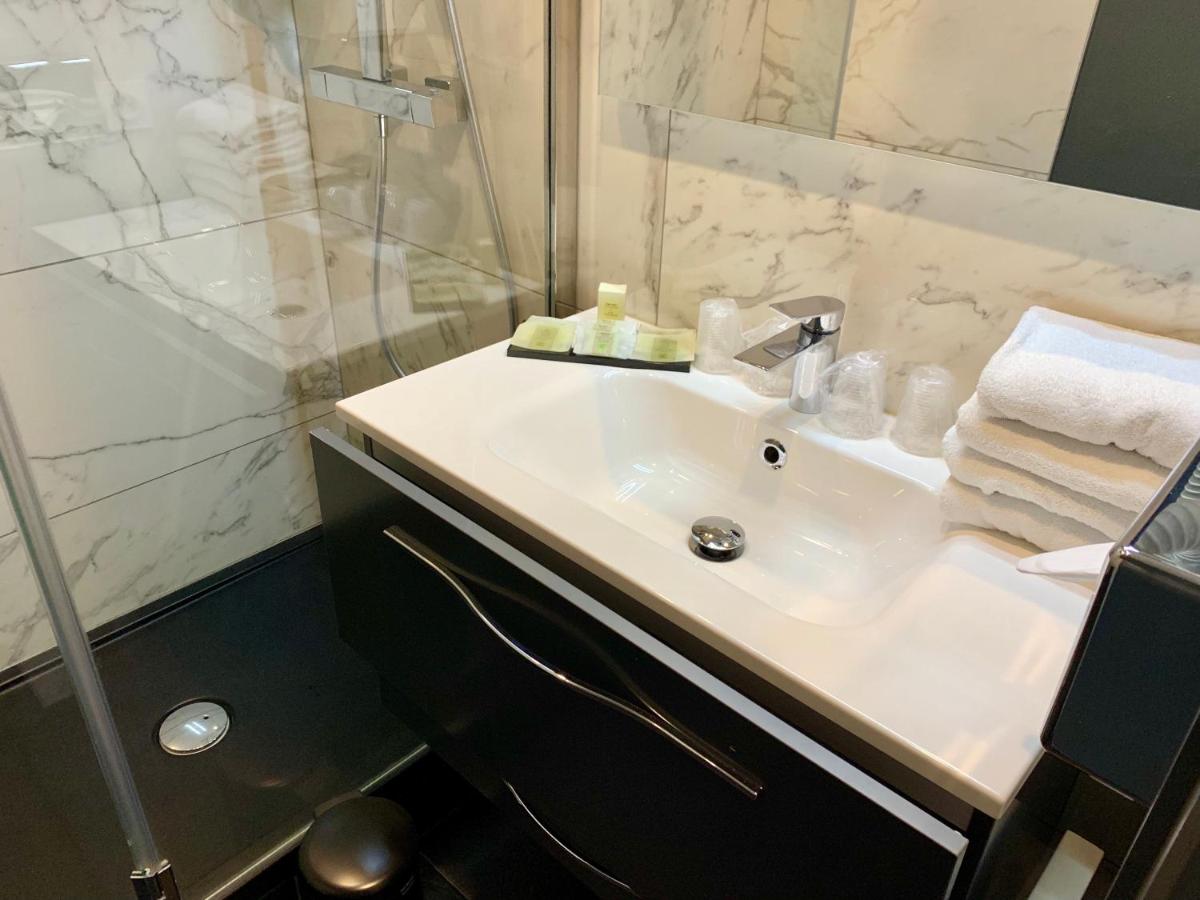 Salle de bains dans l'établissement Logis Hôtel Restaurant Le Fruitier