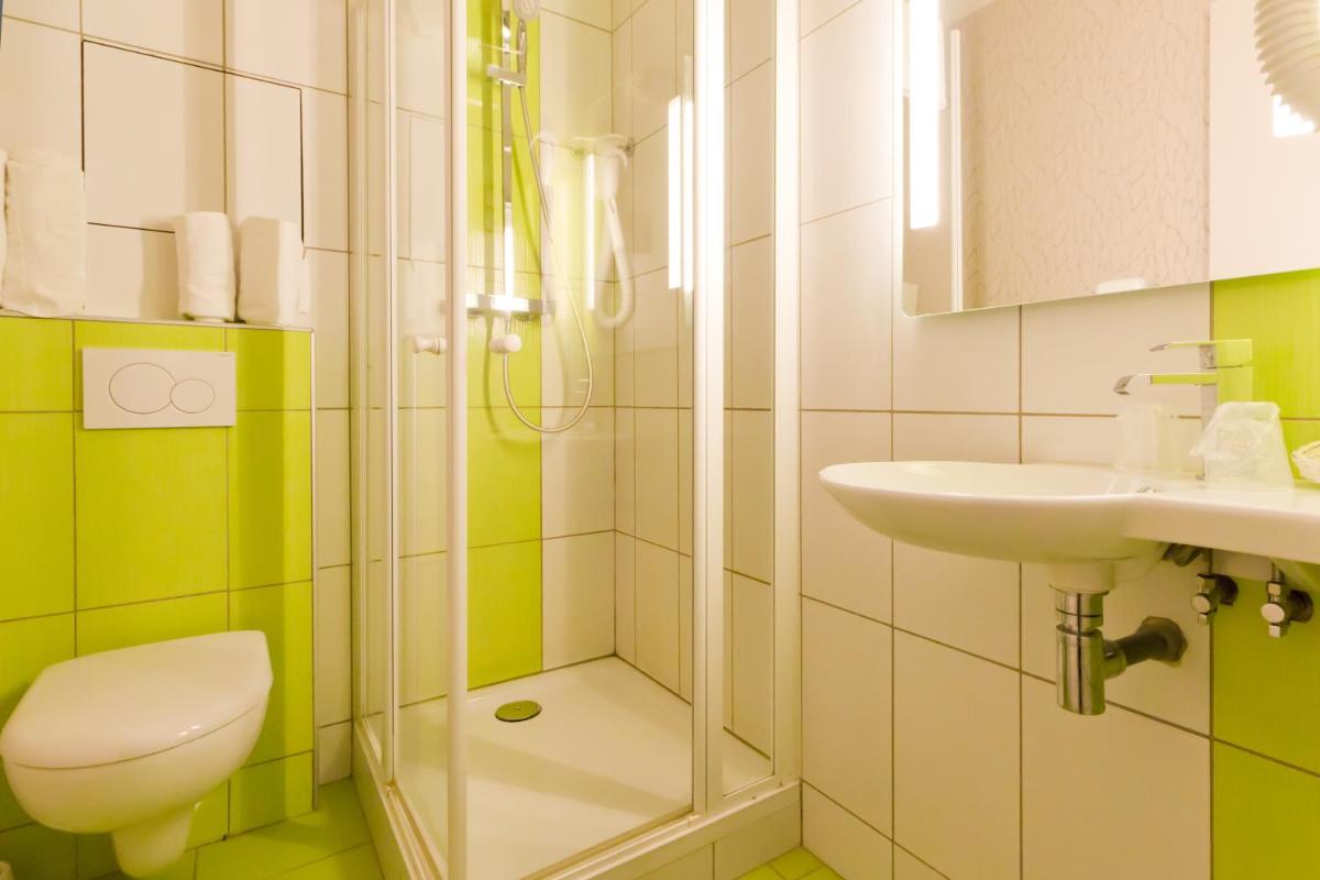 Salle de bains dans l'établissement Logis Hôtel Restaurant Le Fruitier