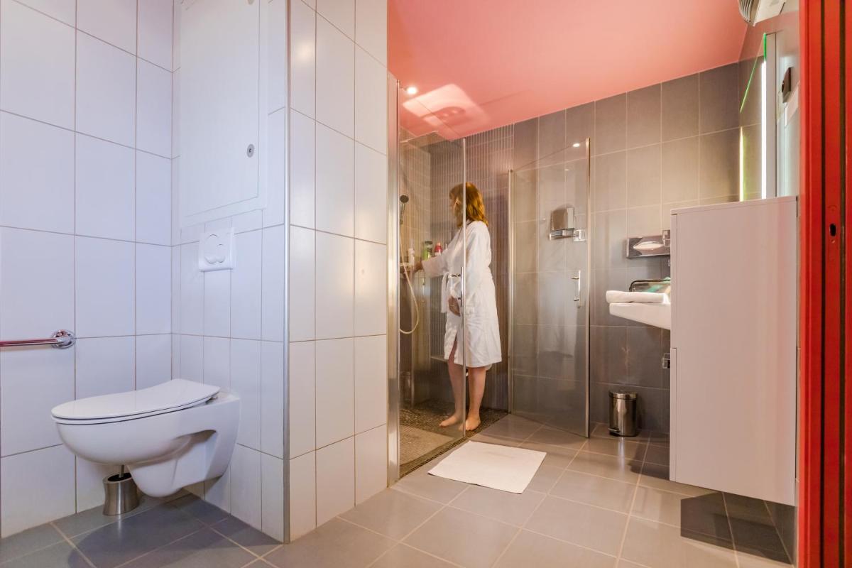 Salle de bains dans l'établissement Logis Hôtel Restaurant Le Fruitier