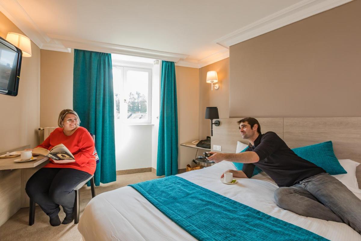 Un ou plusieurs lits dans un hébergement de l'établissement Logis Hôtel Restaurant Le Fruitier