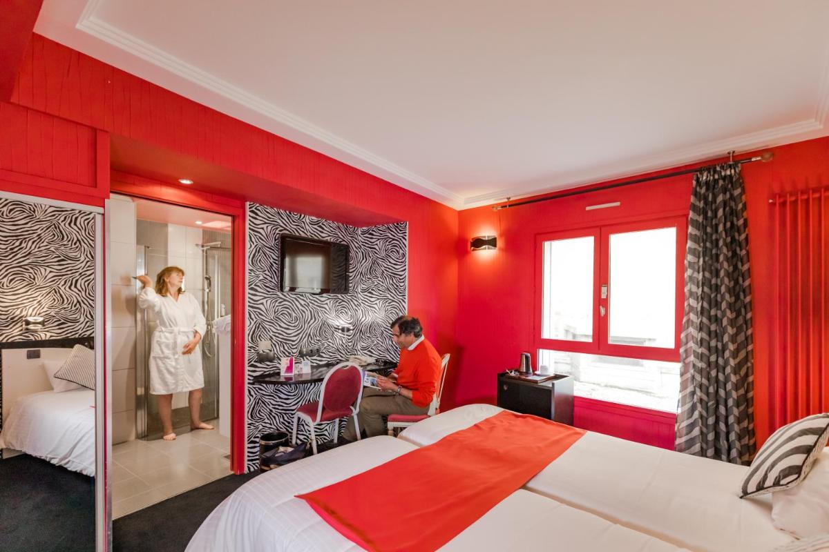 une femme et un garçon dans une chambre d'hôtel dans l'établissement Logis Hôtel Restaurant Le Fruitier, à Villedieu-les-Poêles