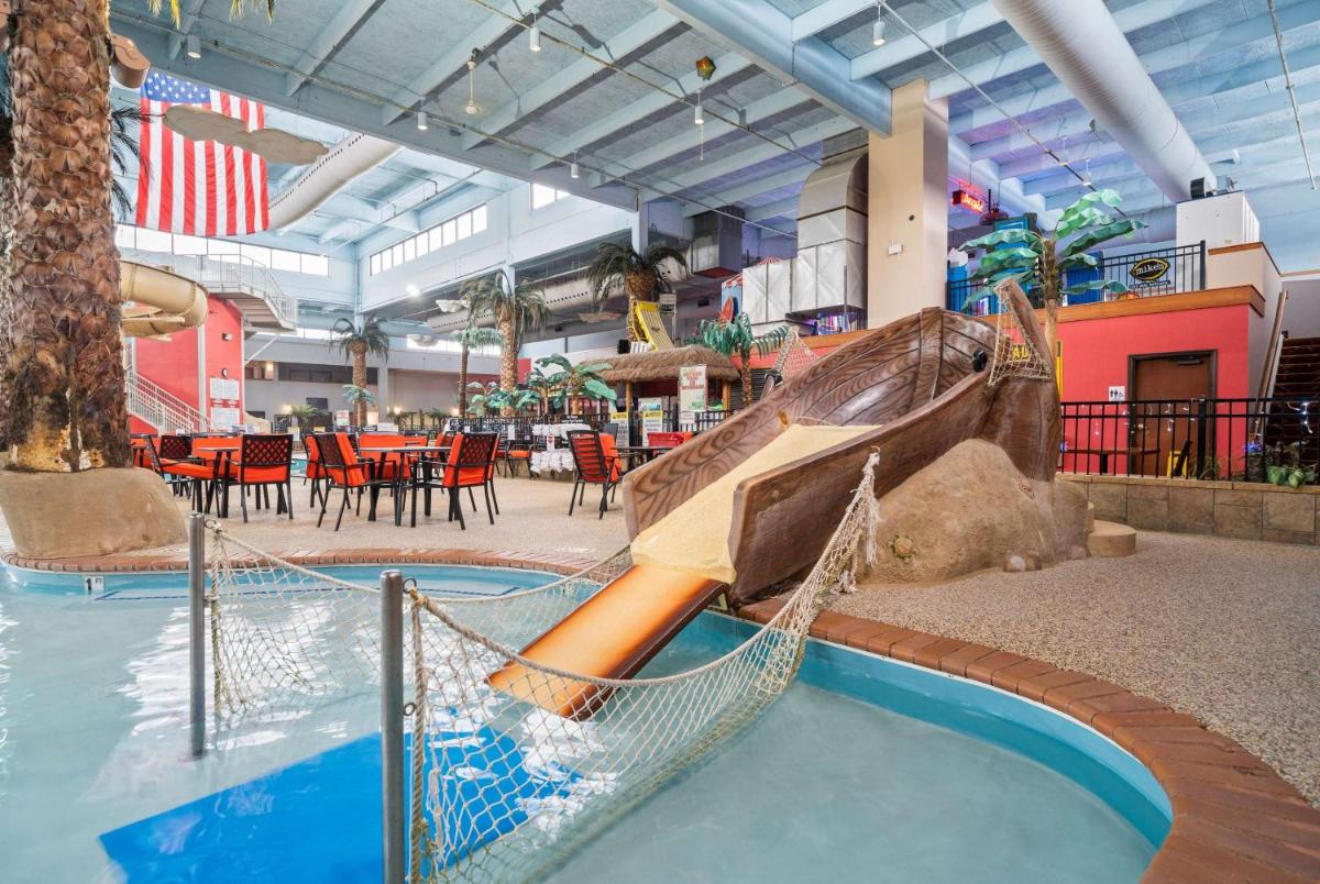 Ramada by Wyndham Sioux Falls Airport - Waterpark Resort & Event Center - Housity