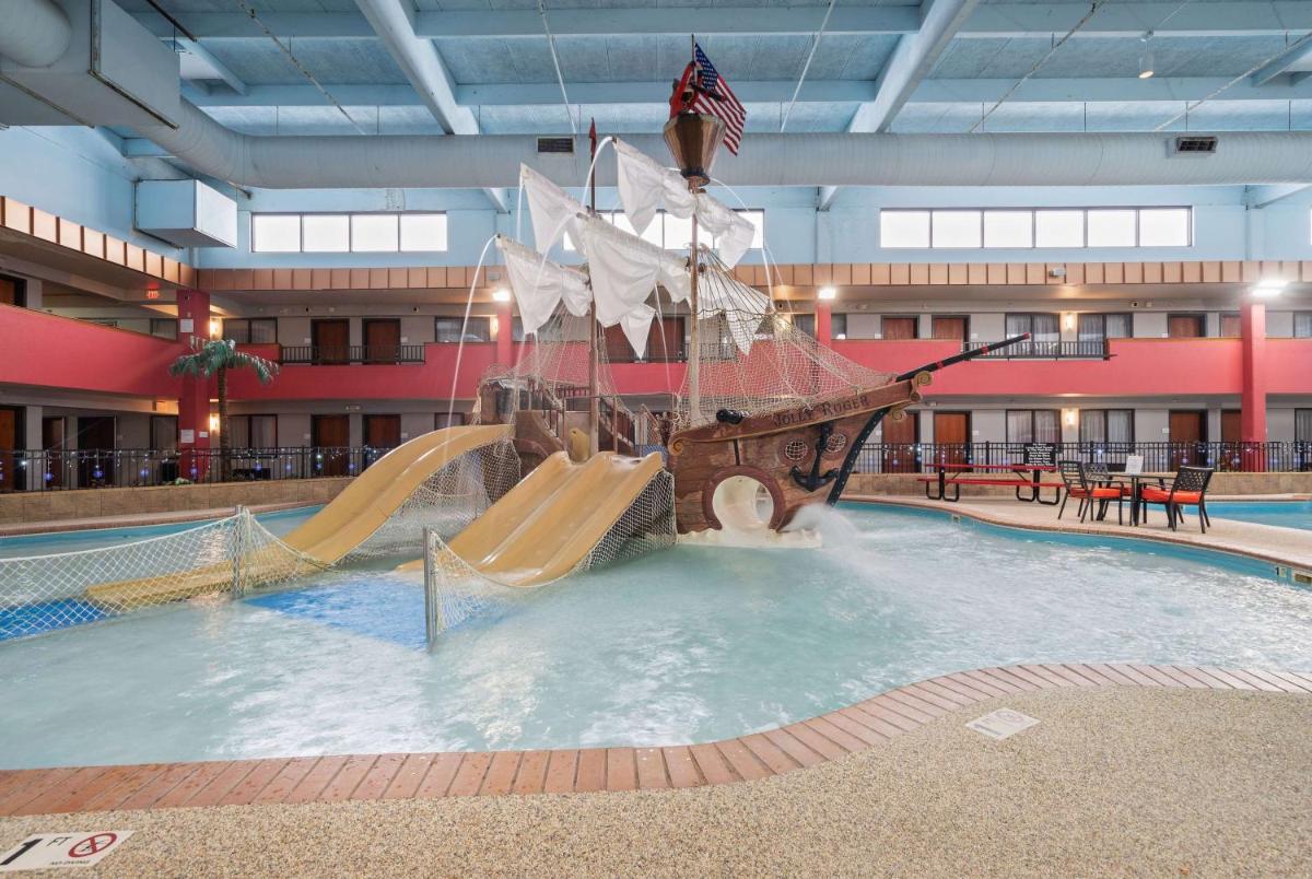 Ramada by Wyndham Sioux Falls Airport - Waterpark Resort & Event Center - Housity