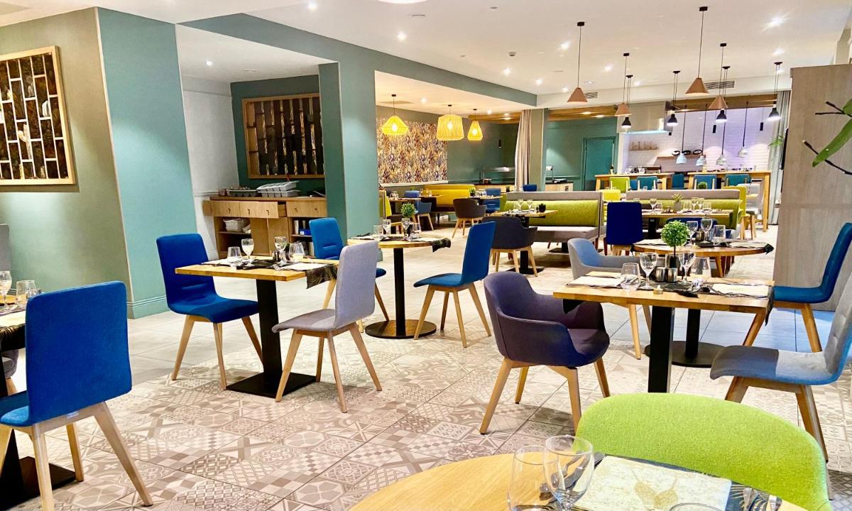 Restaurant ou autre lieu de restauration dans l'établissement Holiday Inn Calais Coquelles by IHG