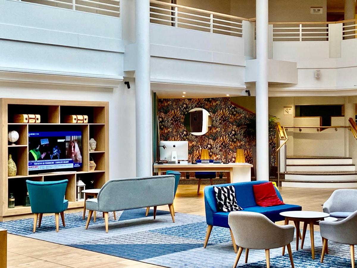 Coin salon dans l'établissement Holiday Inn Calais Coquelles by IHG
