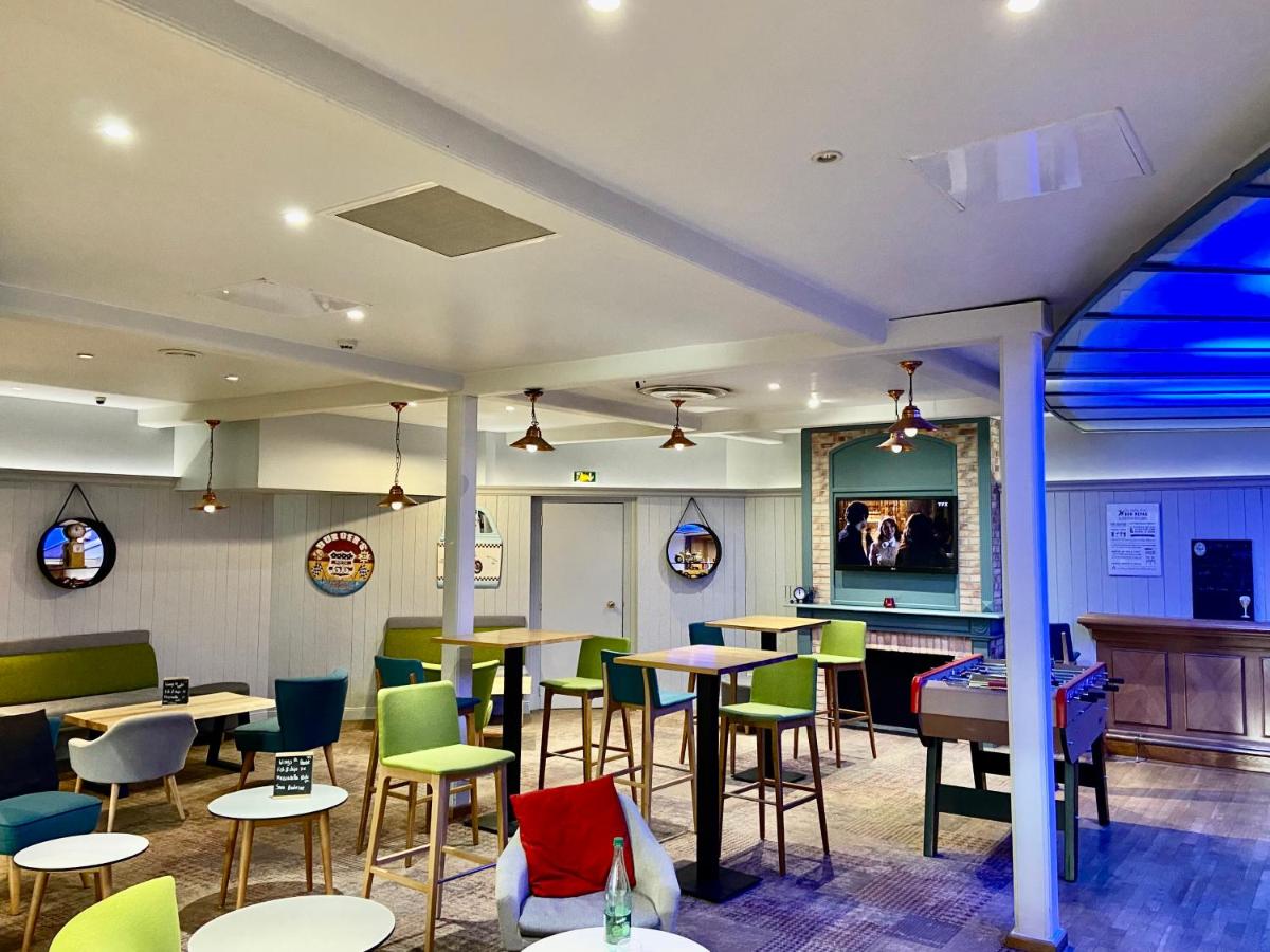 Coin salon dans l'établissement Holiday Inn Calais Coquelles by IHG