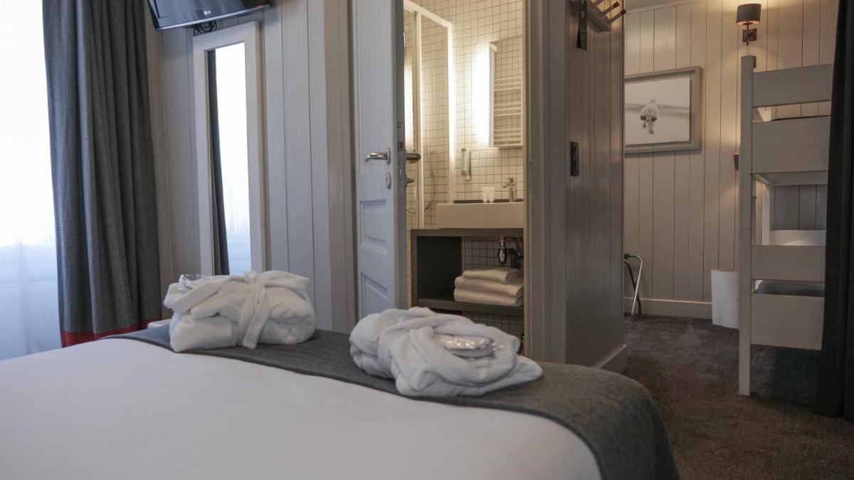 une chambre d'hôtel avec un lit avec des serviettes dessus dans l'établissement Le Faucigny - Hotel de Charme & SPA, à Chamonix-Mont-Blanc