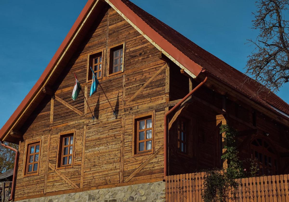 Székelyföld,Siklódi Kő Vendégház, Csűr - Housity