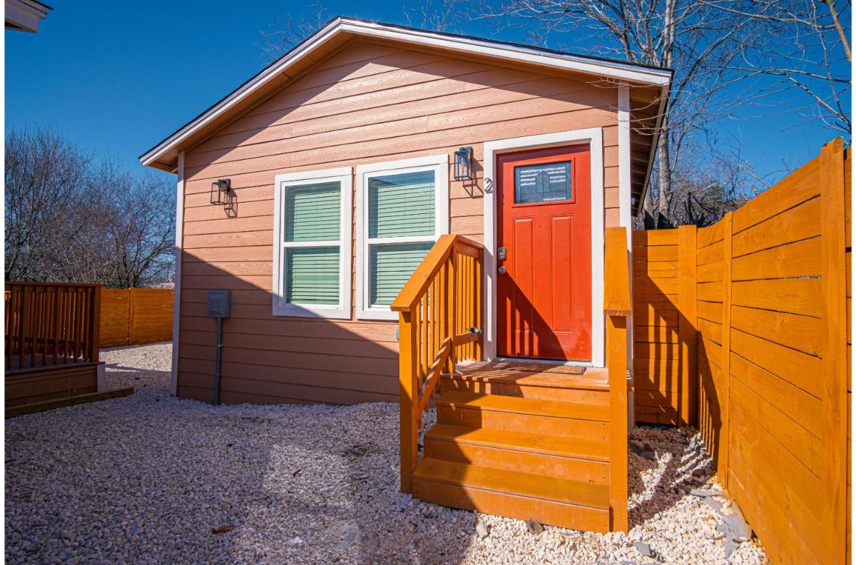 Adorable 2BR Guesthouse Close to Riverwalk and DT - Housity