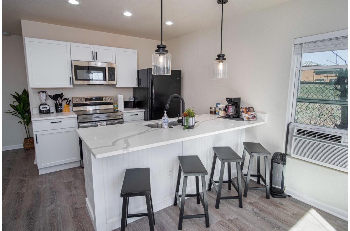 Adorable 2BR Guesthouse Close to Riverwalk and DT - Housity