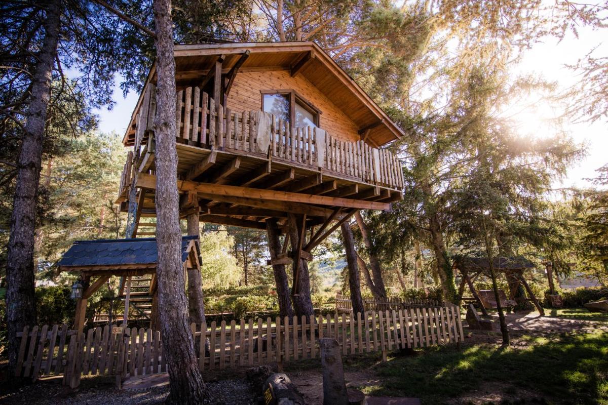 una casa en el árbol en medio de un bosque en Xalet De Prades, en Prades