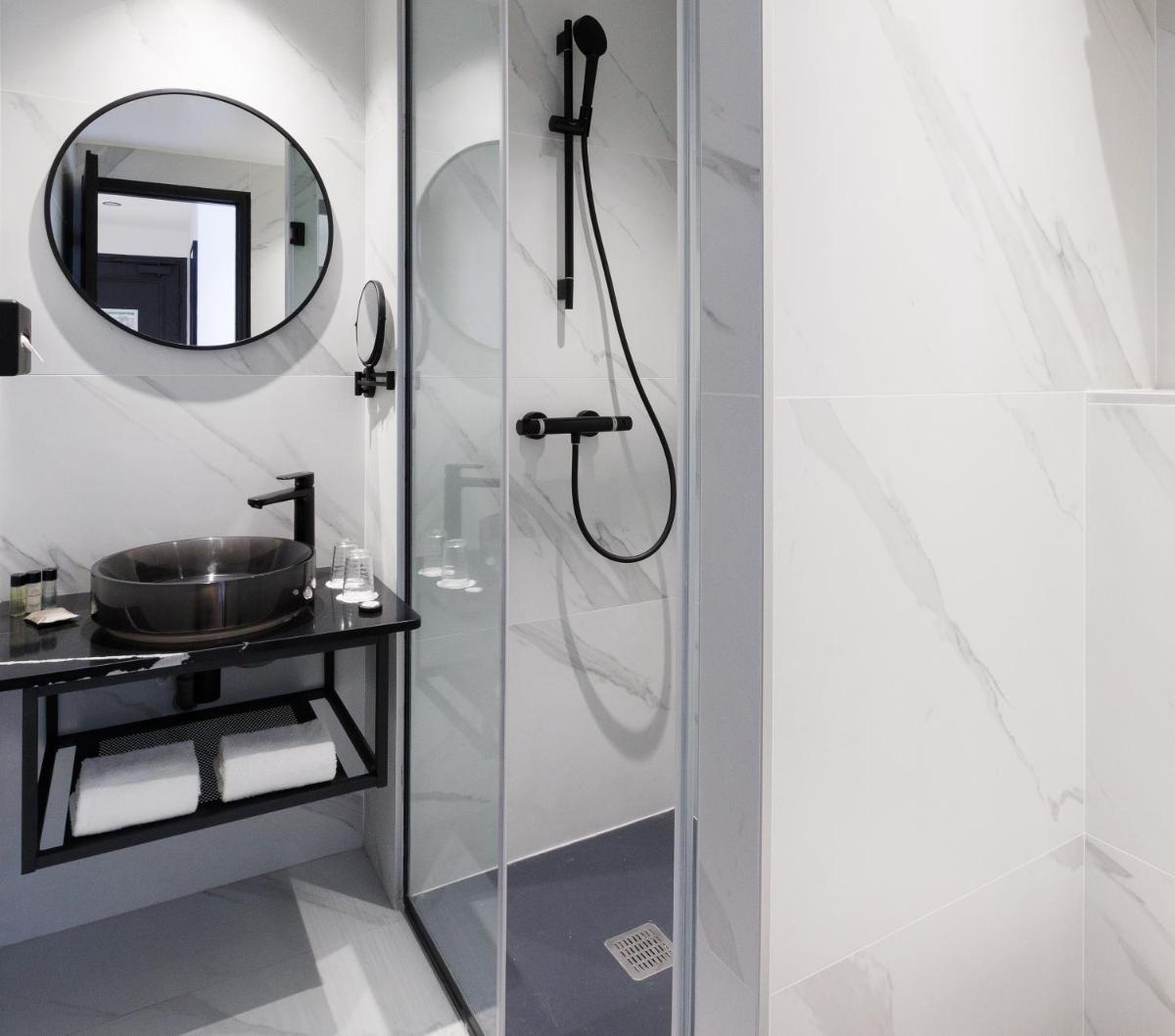 Salle de bains dans l'établissement Star Champs-Elysées