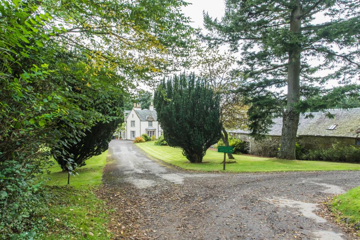 Rossie Ochil House with Hot Tub - Housity