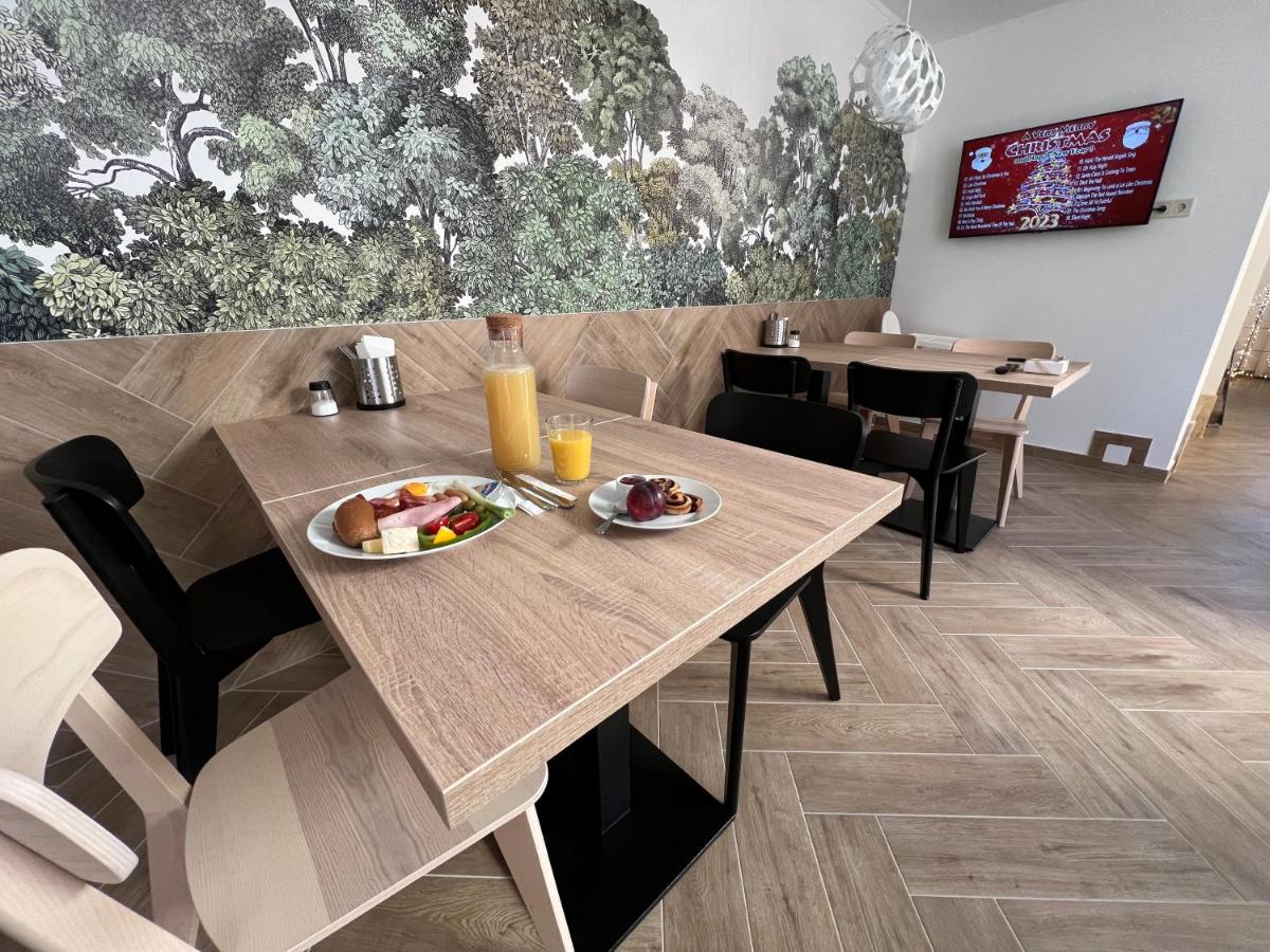 H11 ROOMS ESZTERGOM - Housity