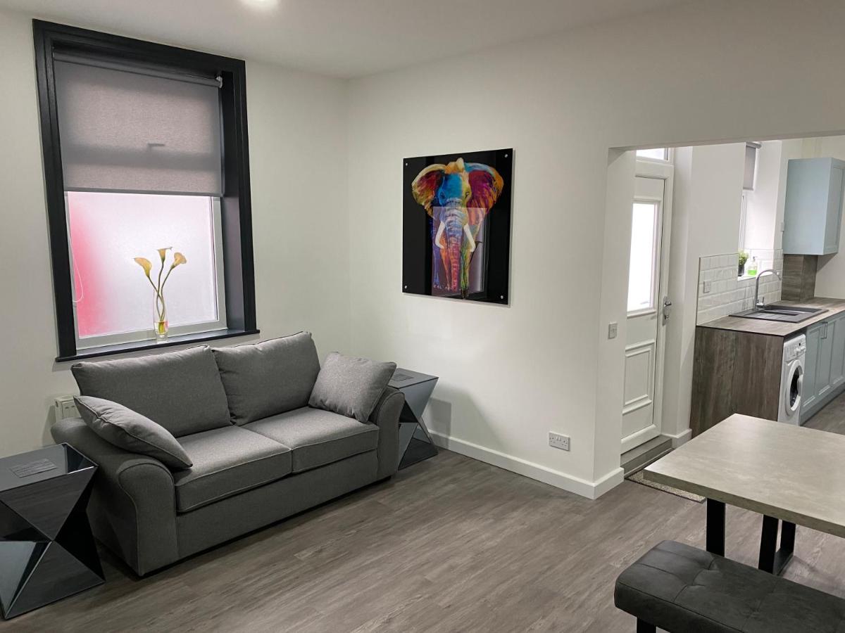 Apex Living NE - Carnegie House 4 Bed House, FREE PARKING FREE WiFi - Housity