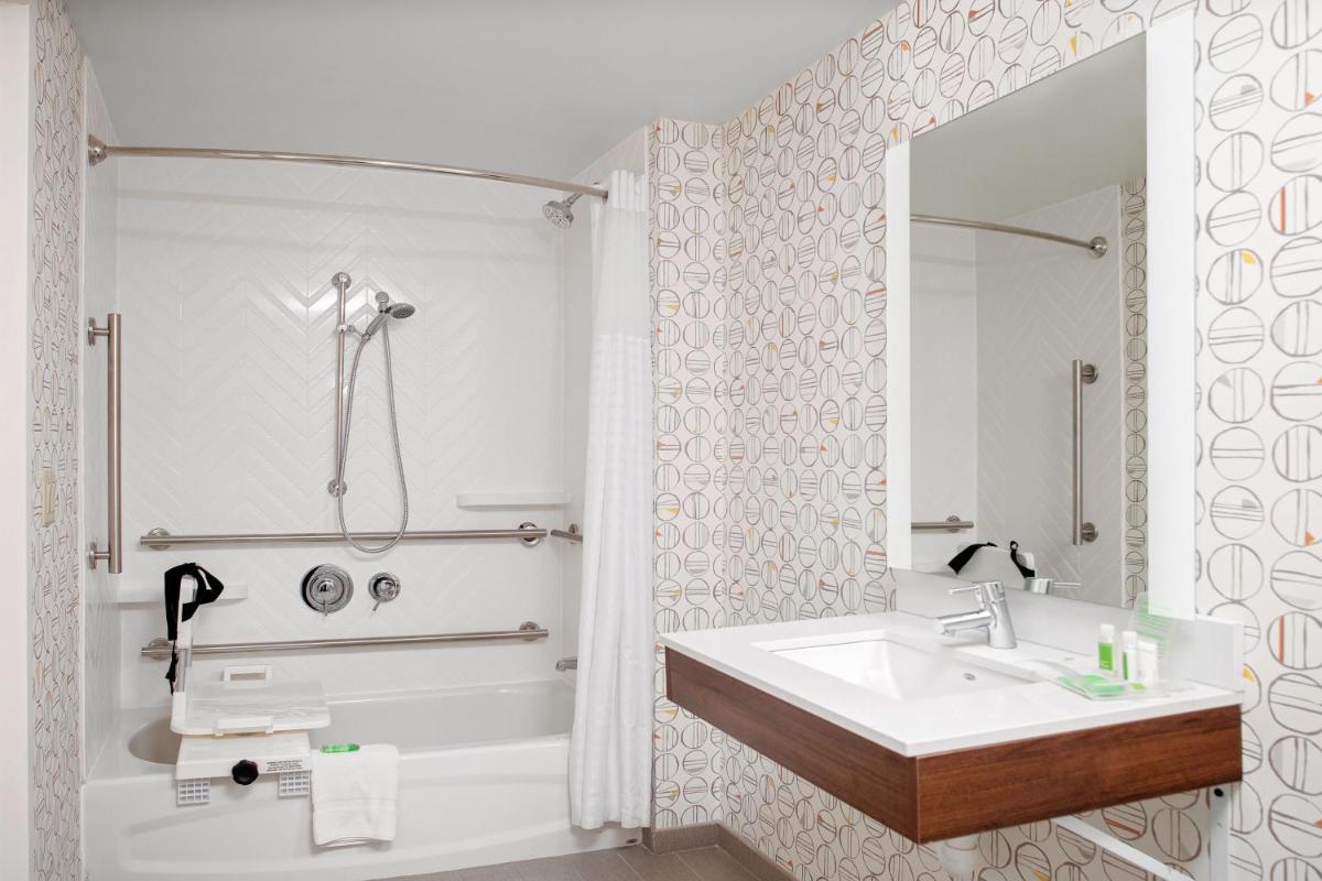 Holiday Inn & Suites Boston Peabody, an IHG Hotel - Housity