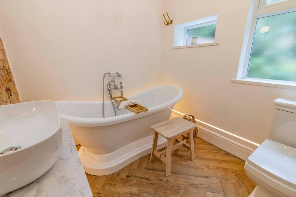 A luxury 3Bed Apartment (5Mins Drive Notts City C) - Housity