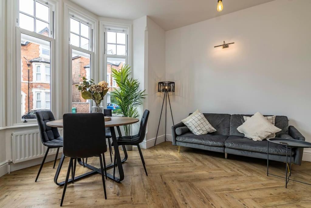 A luxury 3Bed Apartment (5Mins Drive Notts City C) - Housity