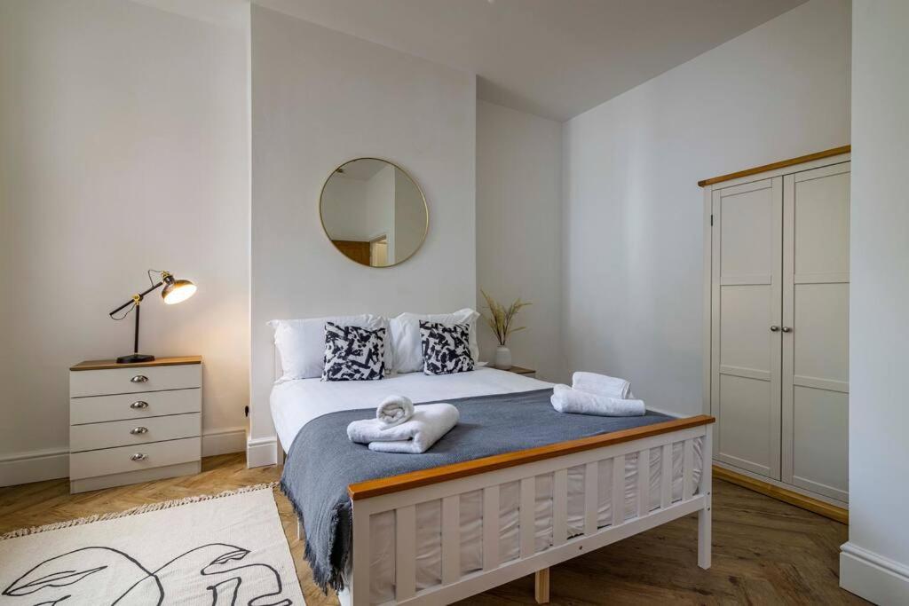 A luxury 3Bed Apartment (5Mins Drive Notts City C) - Housity