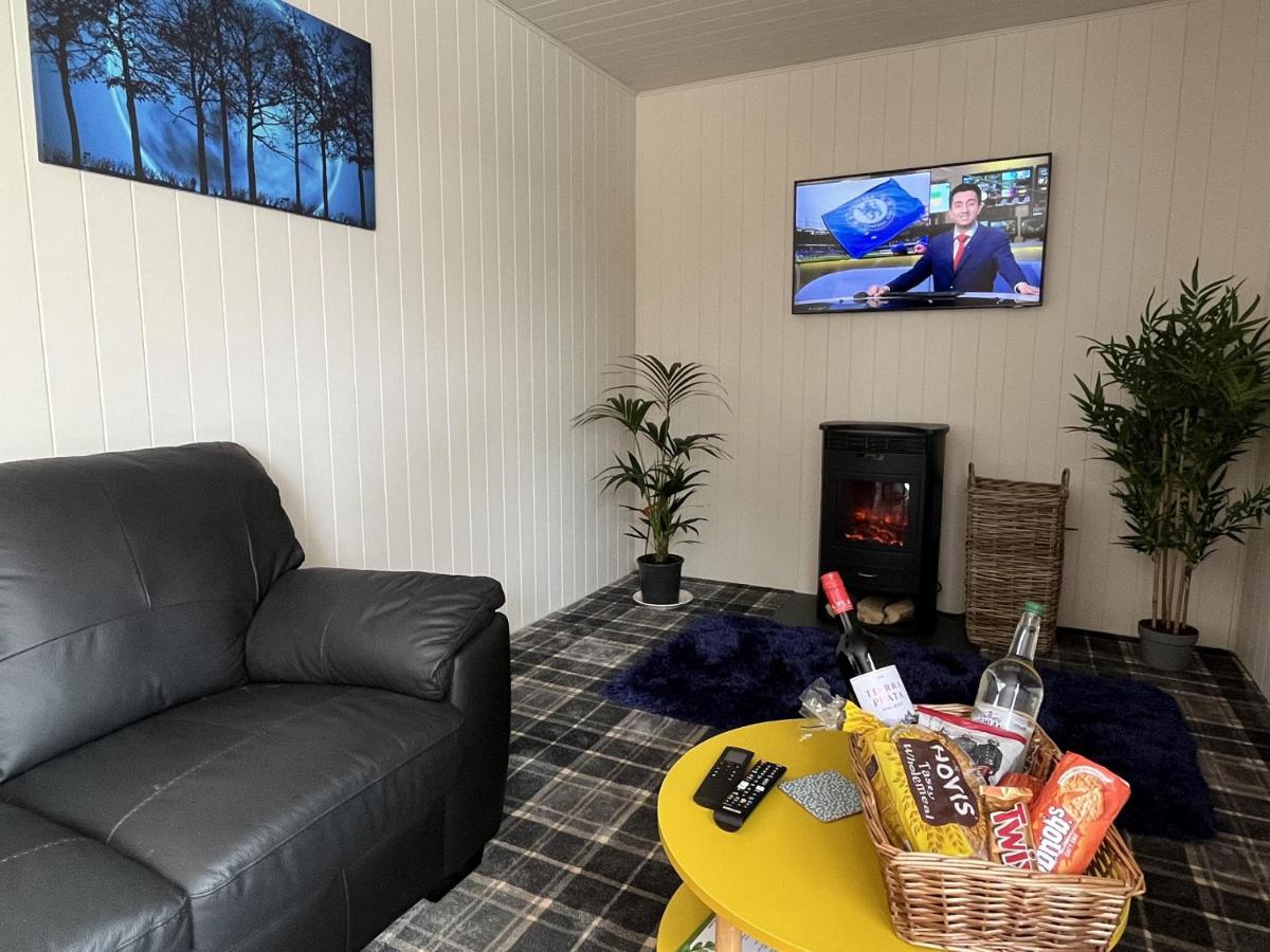 Pine Boutique Lodge with hot tub for couples & dog - Housity