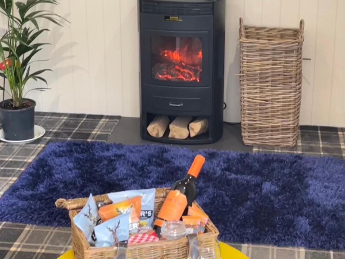 Pine Boutique Lodge with hot tub for couples & dog - Housity