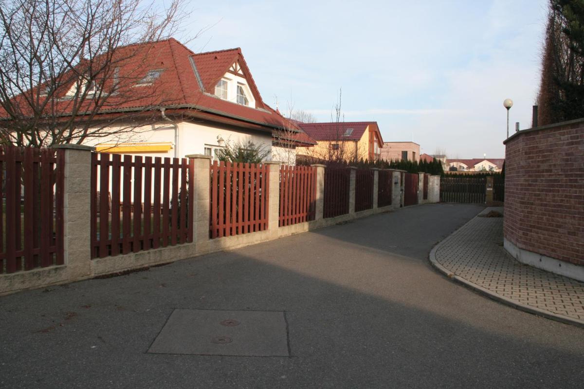 Holiday Home Prague Pruhonice - Housity
