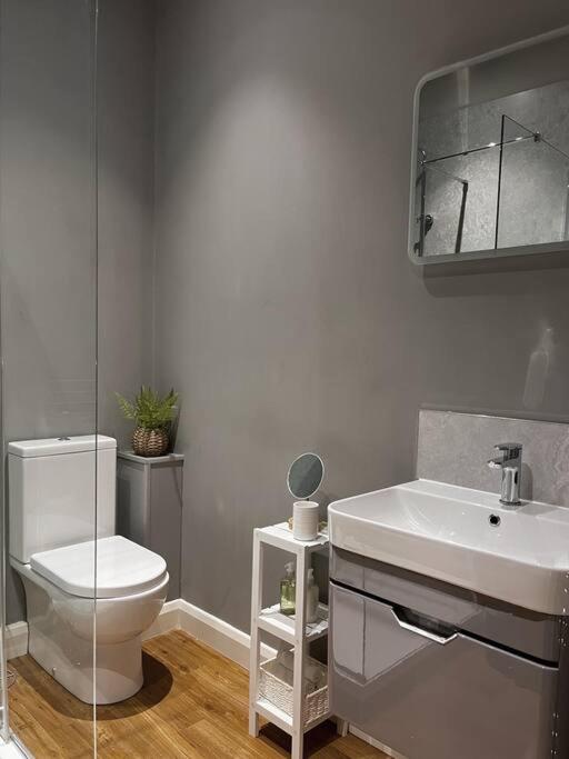 Cosy 2 Bedroom Apartment - Housity