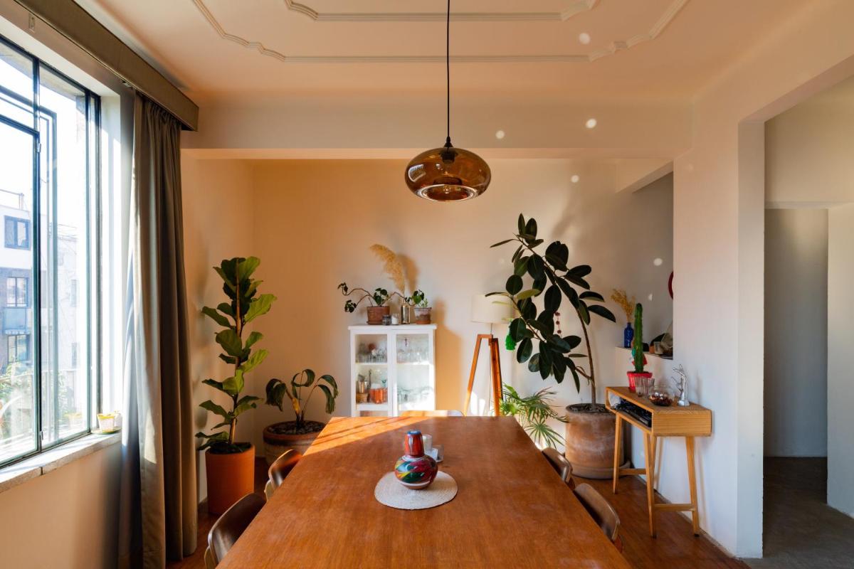 Bedroom with Private Patio in Art Deco Apartment - Housity
