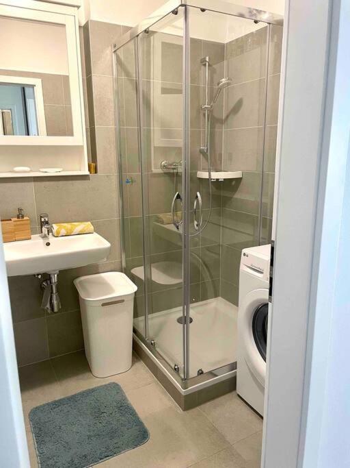 Great location, private parking, new apt - Housity