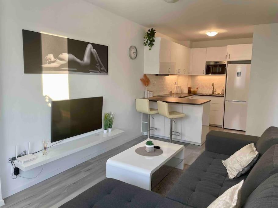Great location, private parking, new apt - Housity