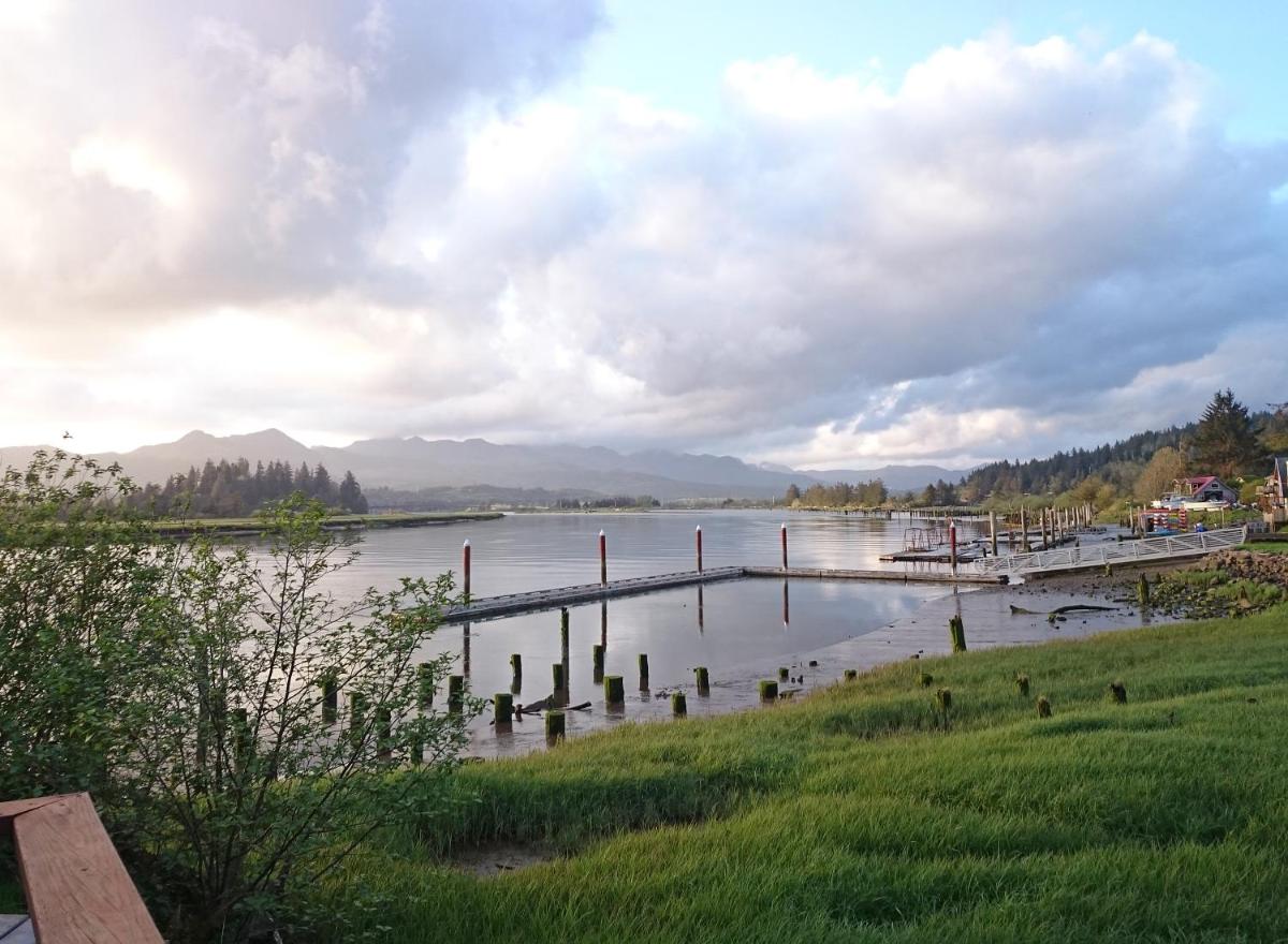 Wheeler on the Bay Lodge and Marina - Housity