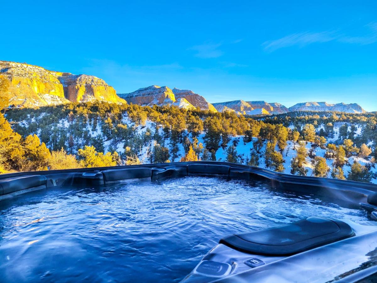 Skyfall Cabin. Stunning views, Hot Tub, minutes from Zion - Housity