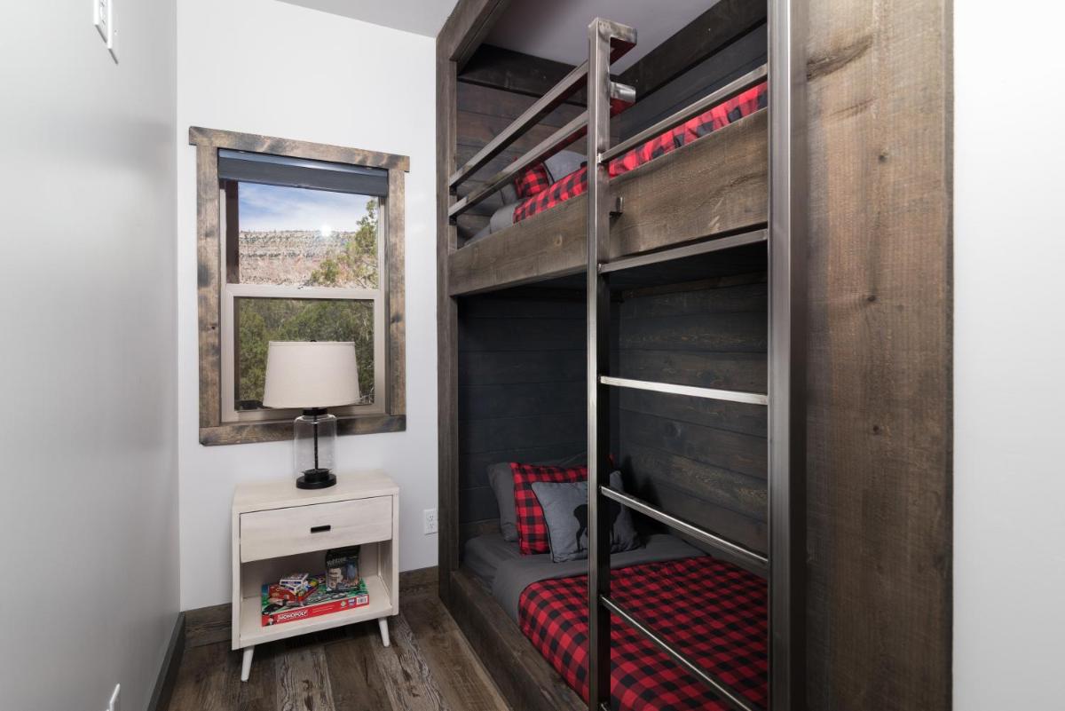 Overlook Cabin. Romantic Views Fire Pit/Hot Tub & Zion Adventure - Housity