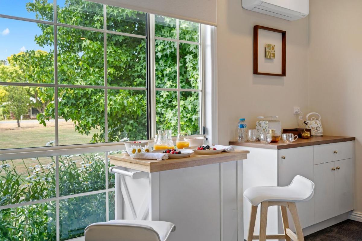 Tell Tales Bed & Breakfast - Housity