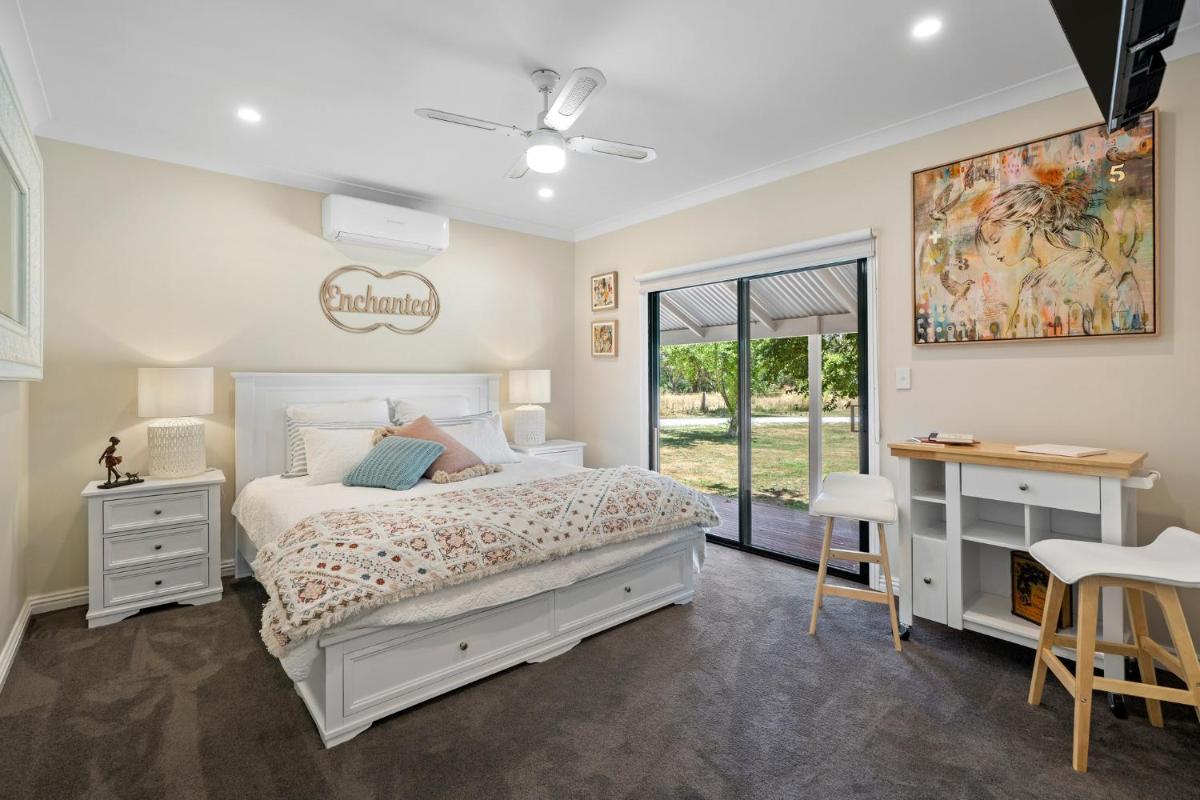 Tell Tales Bed & Breakfast - Housity