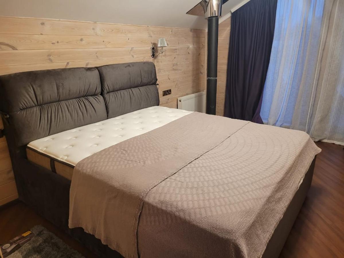 Lake Village 11 - Housity
