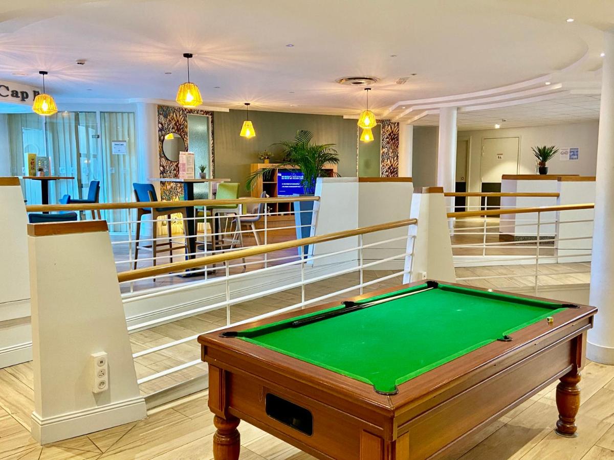 - un billard au milieu d'une pièce dans l'établissement Holiday Inn Calais Coquelles by IHG, à Coquelles