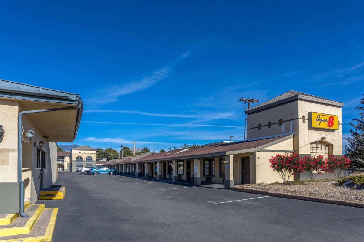 Super 8 by Wyndham NAU/Downtown Conference Center - Housity