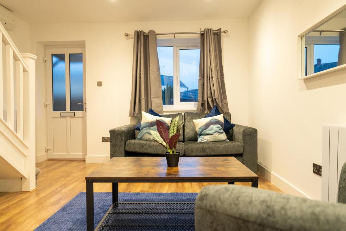 The Mews, Amazing Newport 2 BR, Excellent location, Parking, Perfect for Contractors - Housity