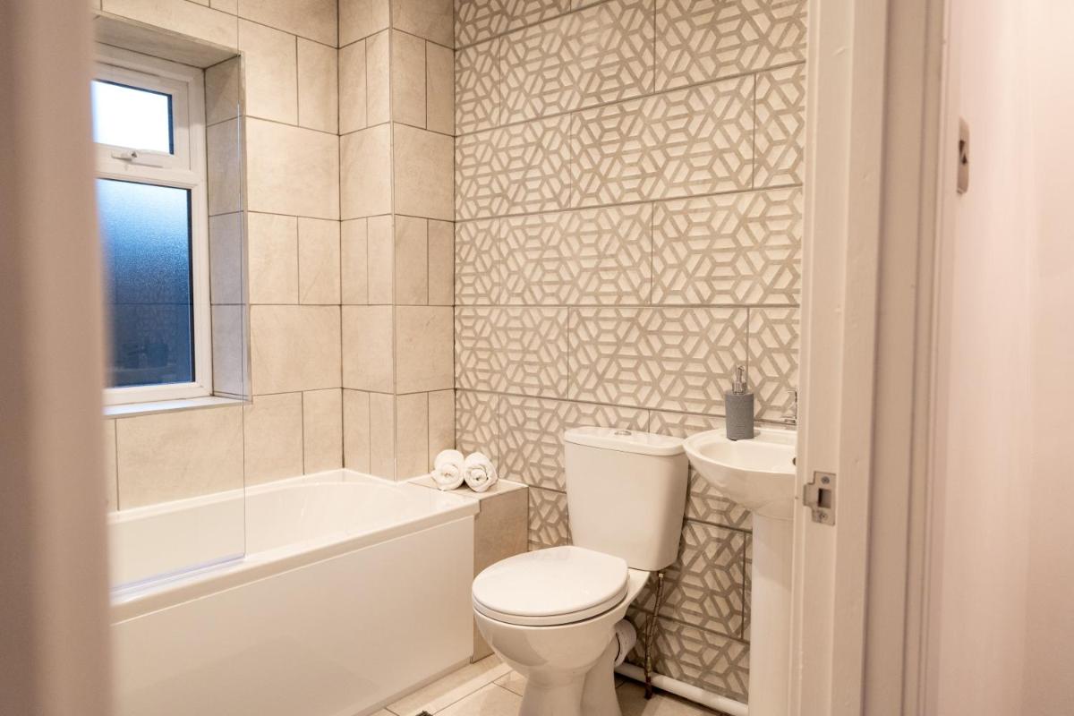 The Mews, Amazing Newport 2 BR, Excellent location, Parking, Perfect for Contractors - Housity