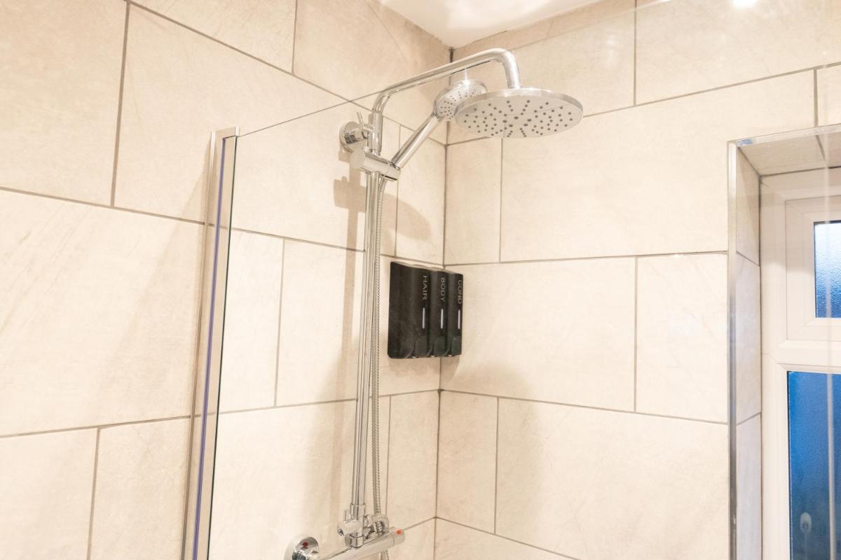 The Mews, Amazing Newport 2 BR, Excellent location, Parking, Perfect for Contractors - Housity