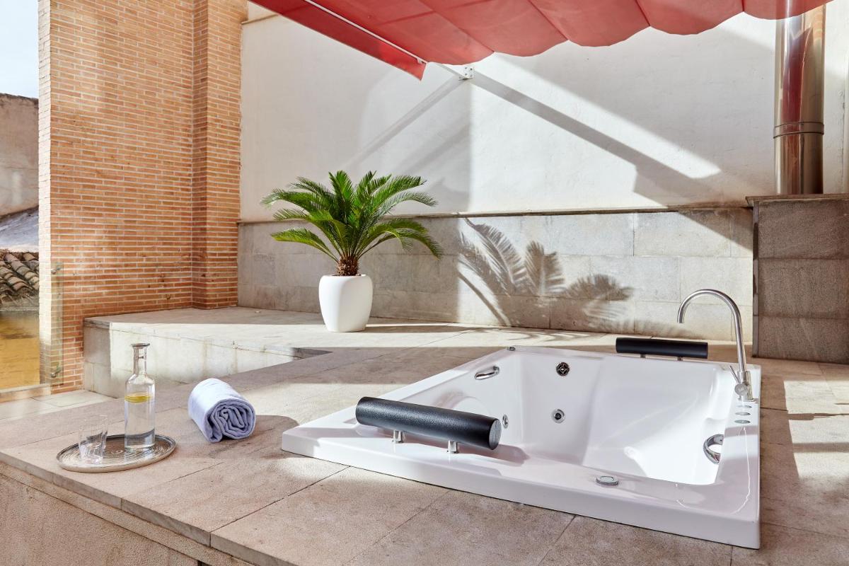 Un baño de Hotel Maciá Granada Five Senses Rooms & Suites