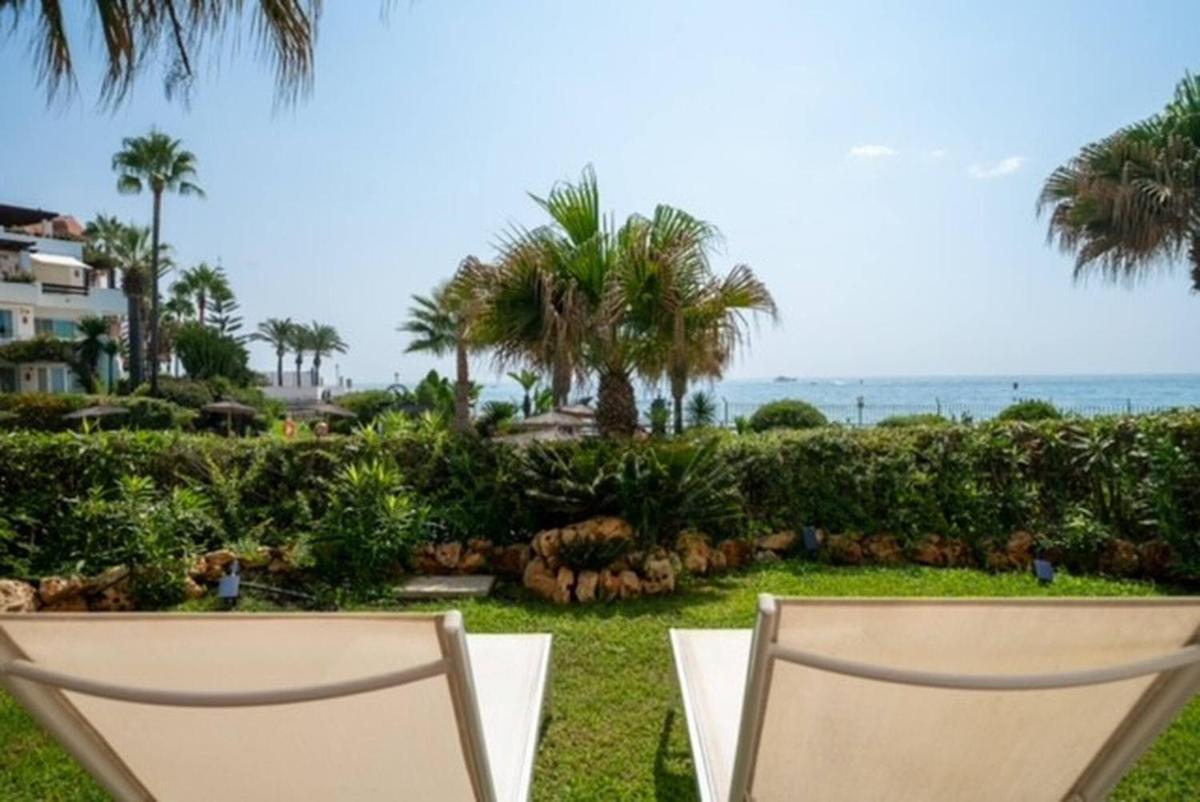 Flat with garden on the first line of the sea in Puerto Banus - Housity
