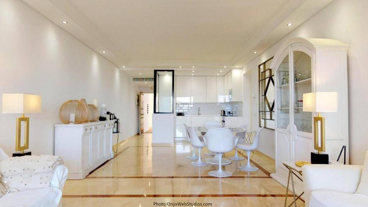 Flat with garden on the first line of the sea in Puerto Banus - Housity