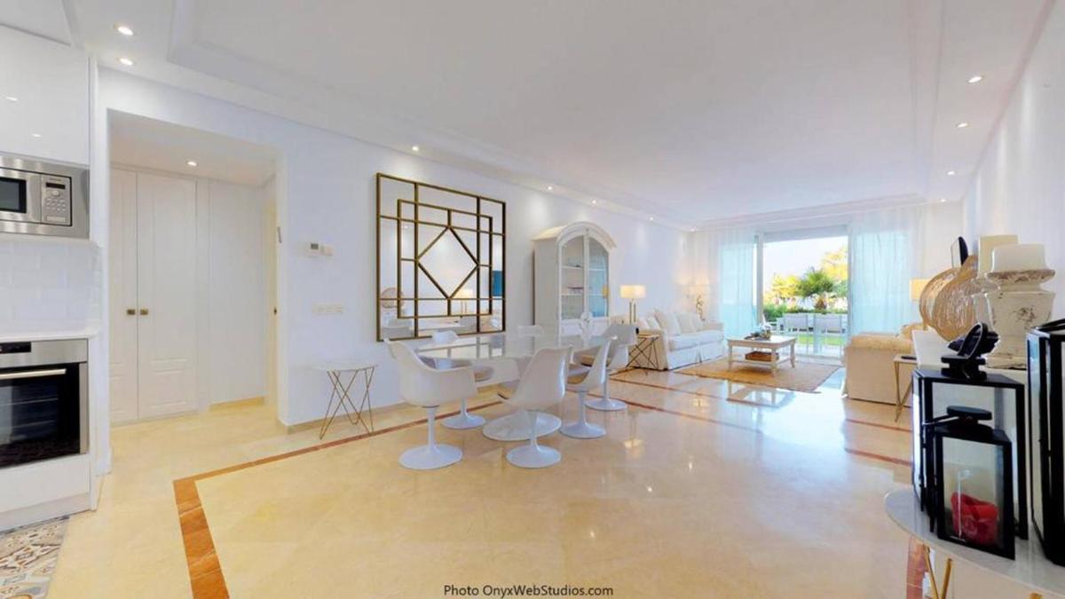 Flat with garden on the first line of the sea in Puerto Banus - Housity