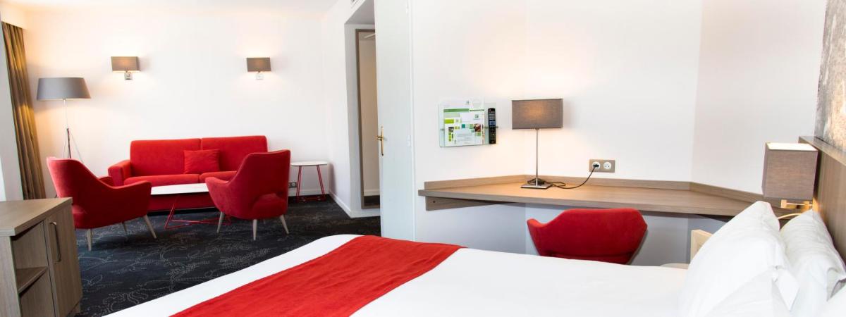 Coin salon dans l'établissement Holiday Inn Calais Coquelles by IHG