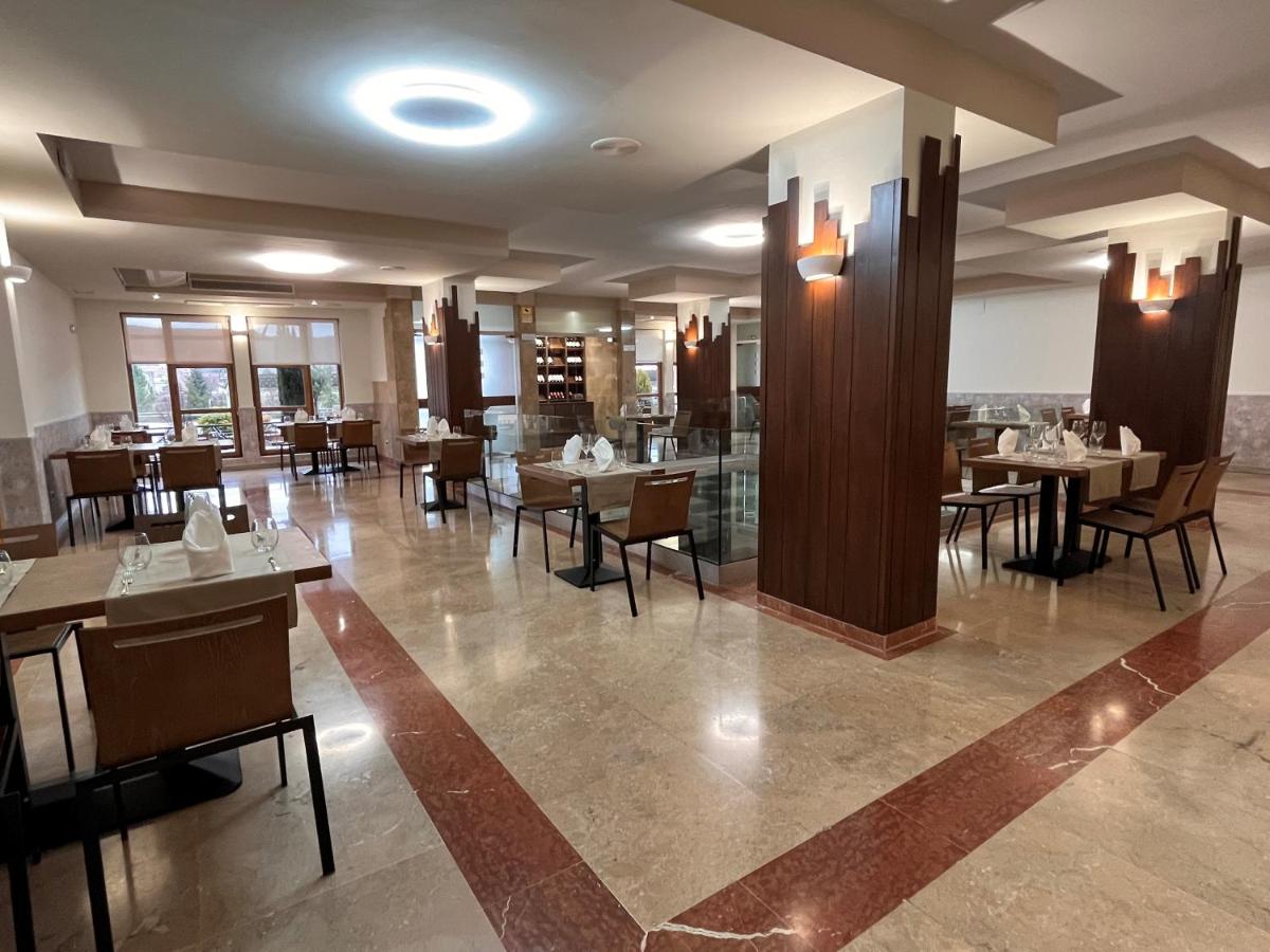 Un restaurante o sitio para comer en Hotel Spa Rio Ucero