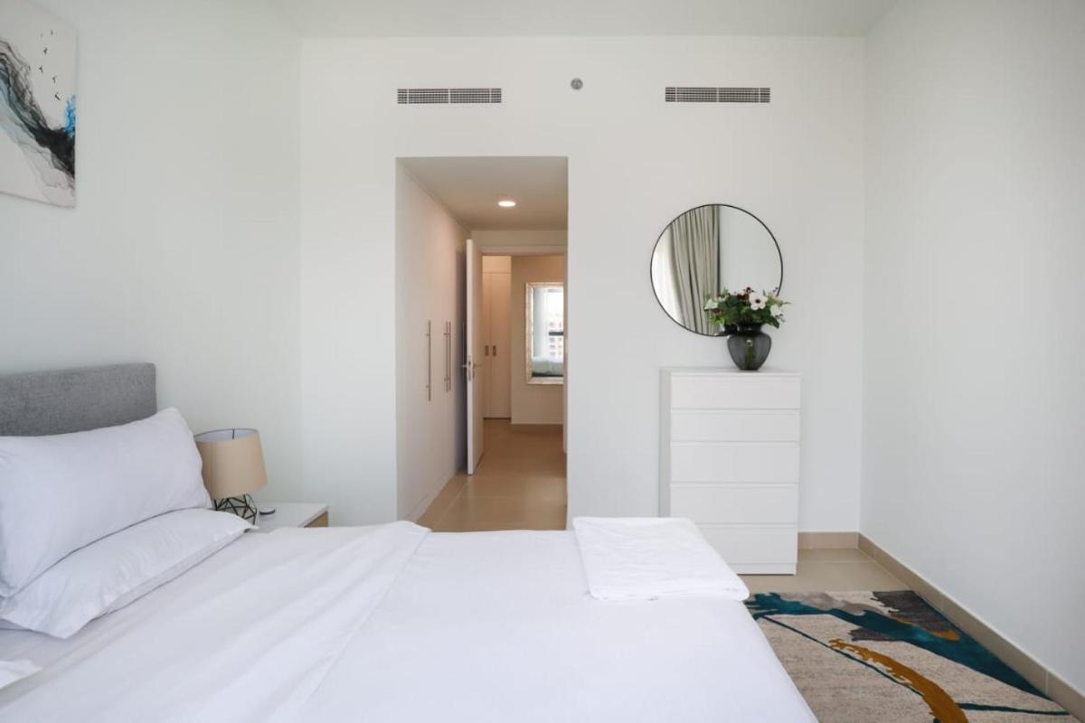 Luxurious 2 bedroom + Maid room Apartment with Burj Khalifa View - Housity