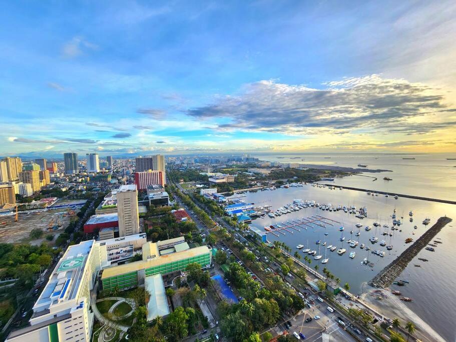 1BR w/balcony GORGEOUS Manila Bay Sunset and Yacht Club View - Hizvo